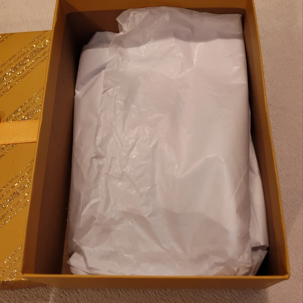 Like-New Gift Box